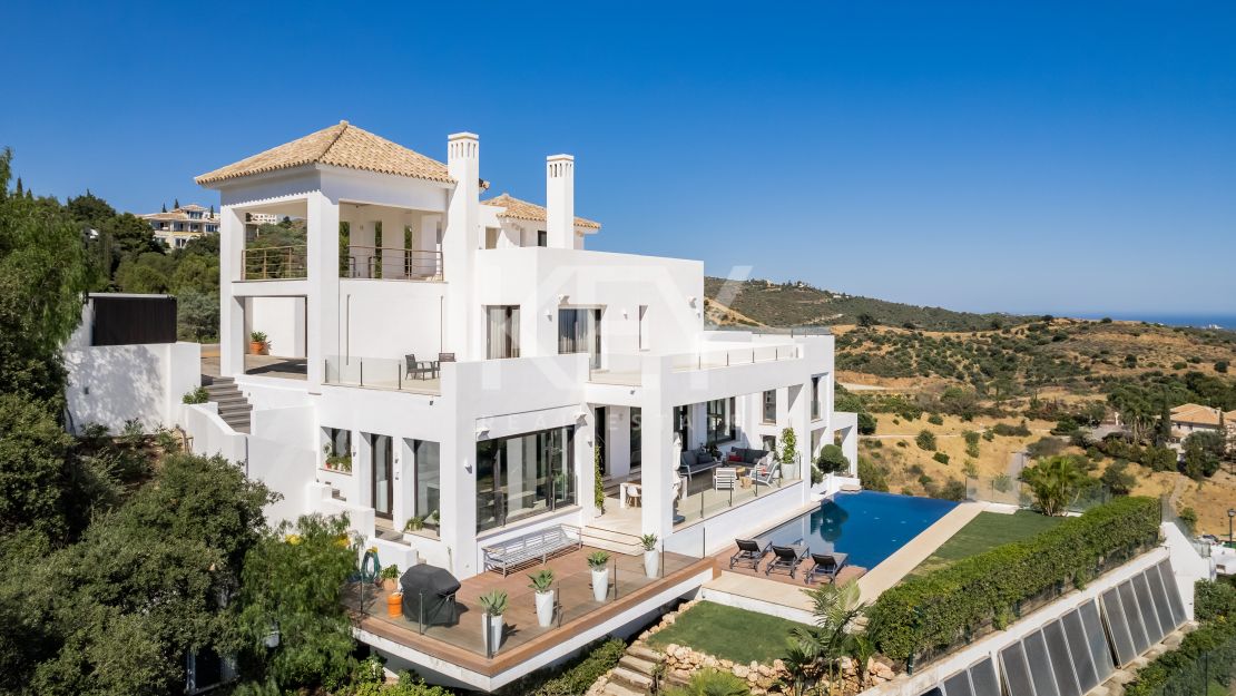 Sensacional villa moderna con vistas panorámicas al mar en Los Altos de Los Monteros, Marbella