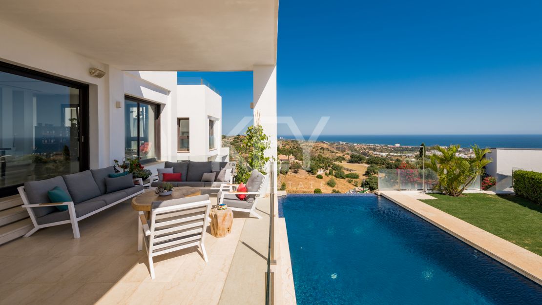 Sensacional villa moderna con vistas panorámicas al mar en Los Altos de Los Monteros, Marbella