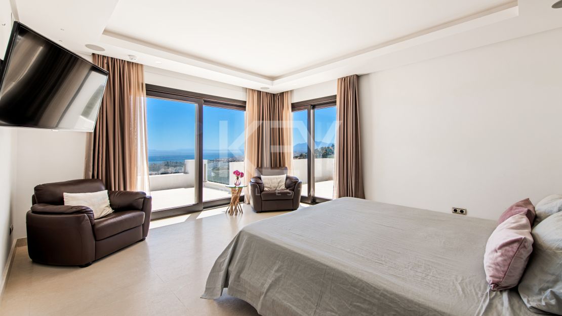 Sensacional villa moderna con vistas panorámicas al mar en Los Altos de Los Monteros, Marbella
