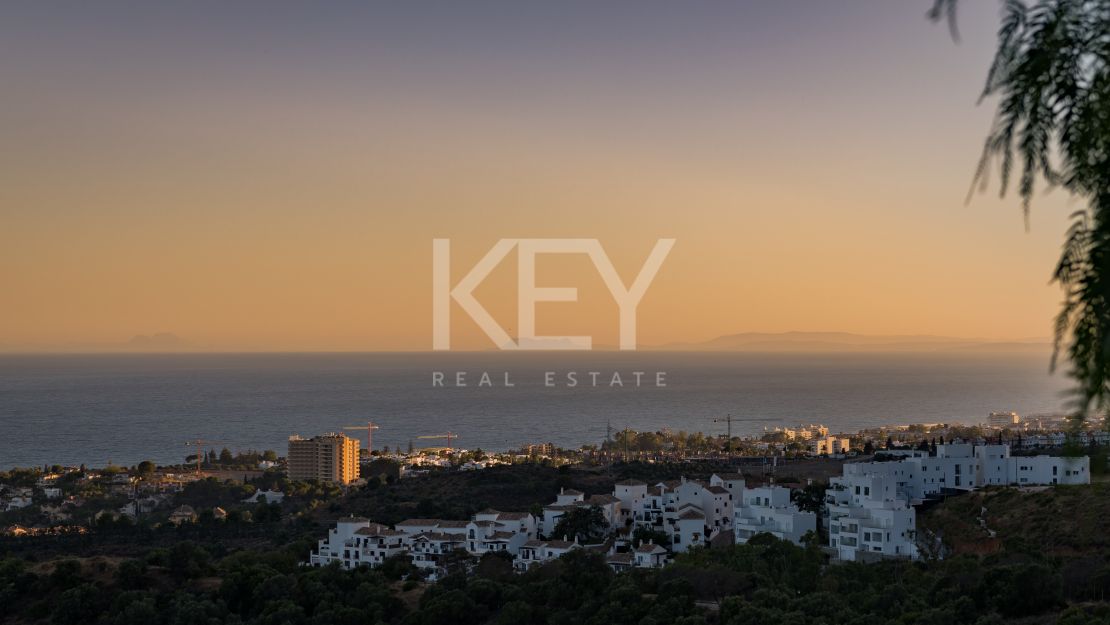 Sensacional villa moderna con vistas panorámicas al mar en Los Altos de Los Monteros, Marbella
