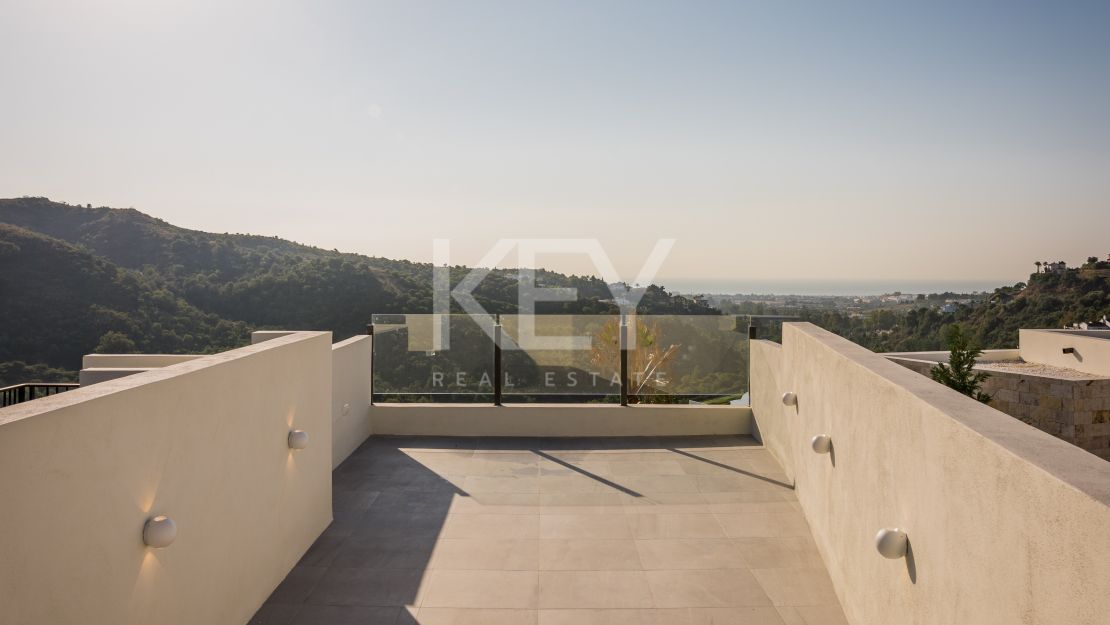 Magnificent Private Villa with Sea and Mountain Views in Lomas de La Quinta in Benahavis