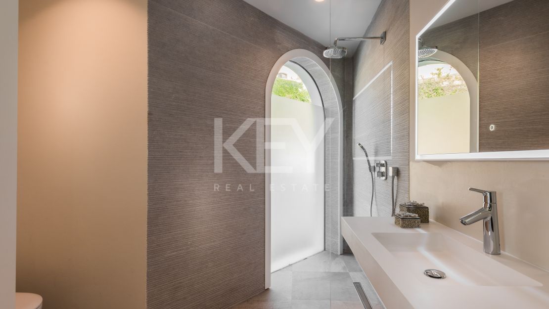 Magnificent Private Villa with Sea and Mountain Views in Lomas de La Quinta in Benahavis