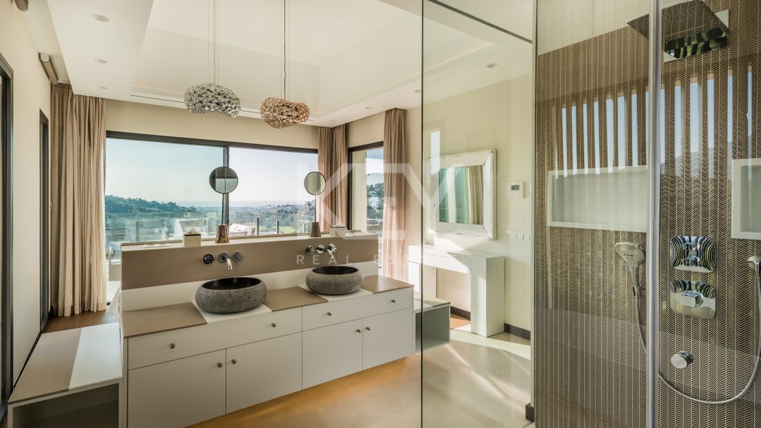 Magnificent Private Villa with Sea and Mountain Views in Lomas de La Quinta in Benahavis