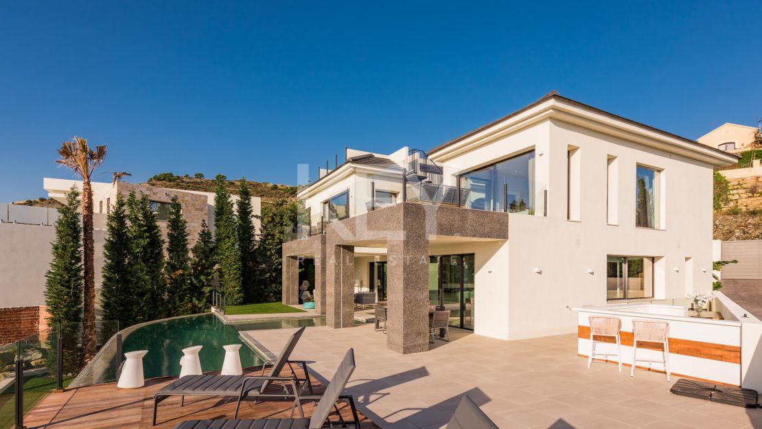 Magnificent Private Villa with Sea and Mountain Views in Lomas de La Quinta in Benahavis