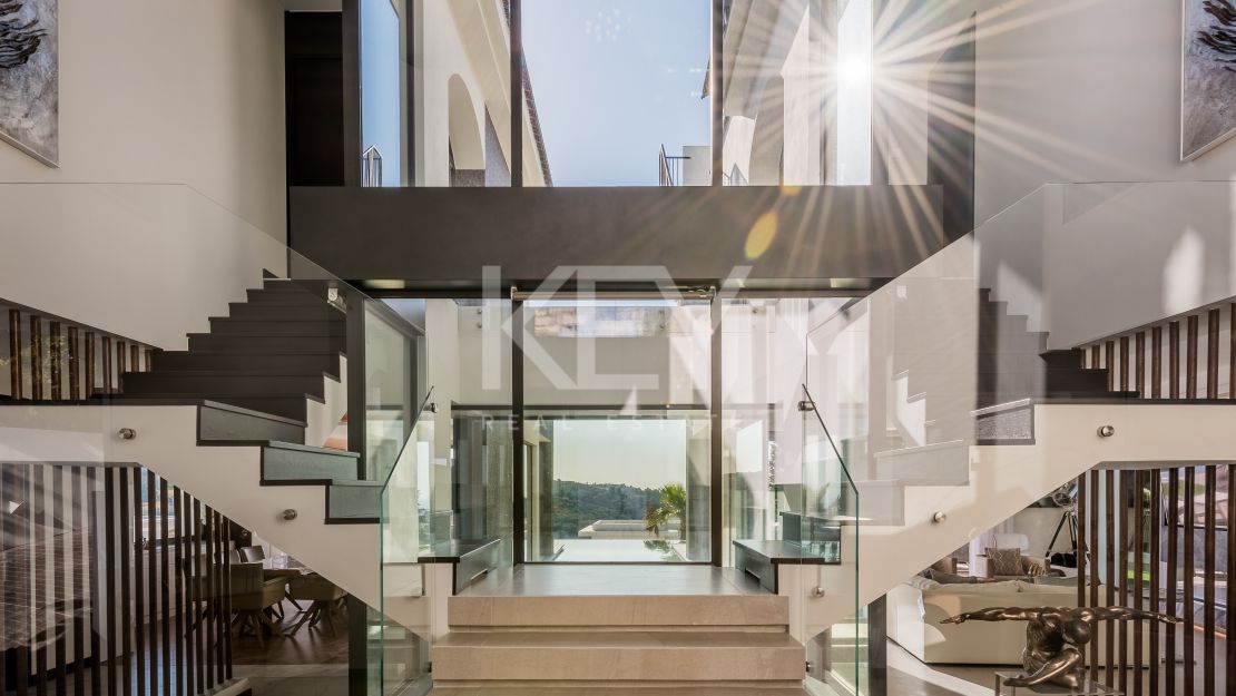 Magnificent Private Villa with Sea and Mountain Views in Lomas de La Quinta in Benahavis