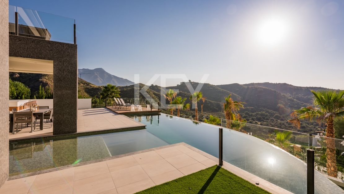 Magnificent Private Villa with Sea and Mountain Views in Lomas de La Quinta in Benahavis