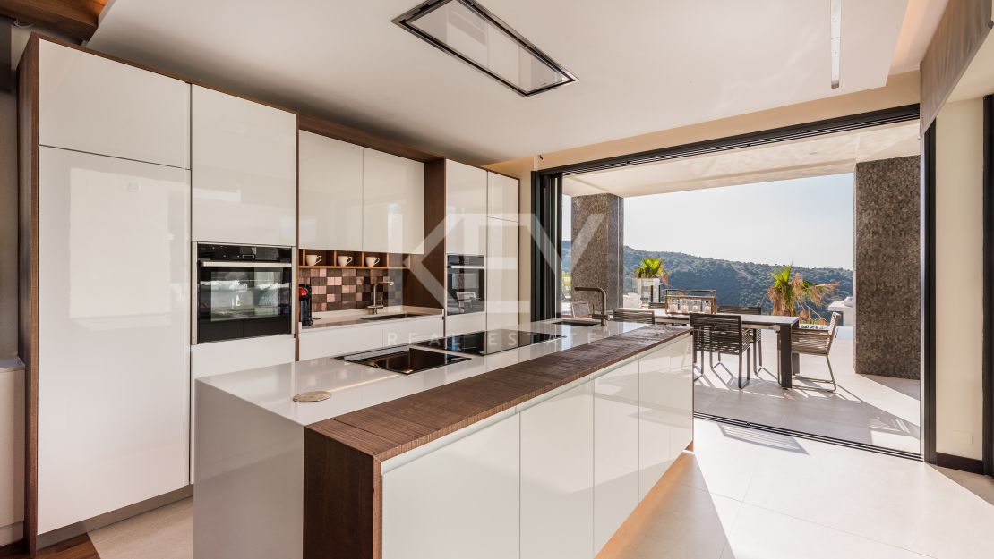 Magnificent Private Villa with Sea and Mountain Views in Lomas de La Quinta in Benahavis
