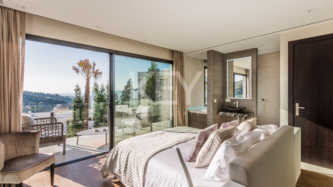 Magnificent Private Villa with Sea and Mountain Views in Lomas de La Quinta in Benahavis