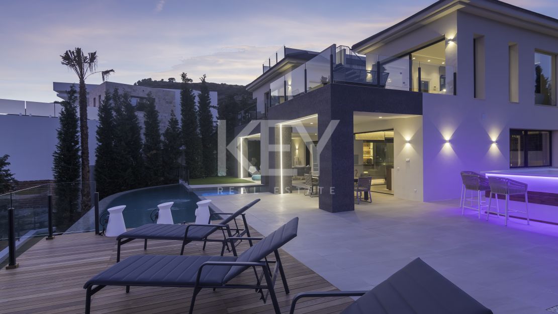 Magnificent Private Villa with Sea and Mountain Views in Lomas de La Quinta in Benahavis