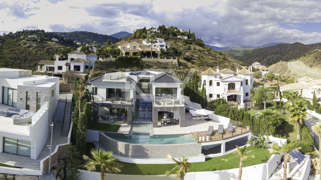 Magnificent Private Villa with Sea and Mountain Views in Lomas de La Quinta in Benahavis