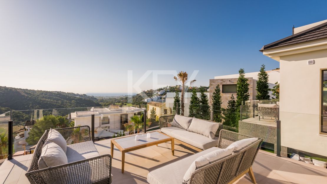 Magnificent Private Villa with Sea and Mountain Views in Lomas de La Quinta in Benahavis