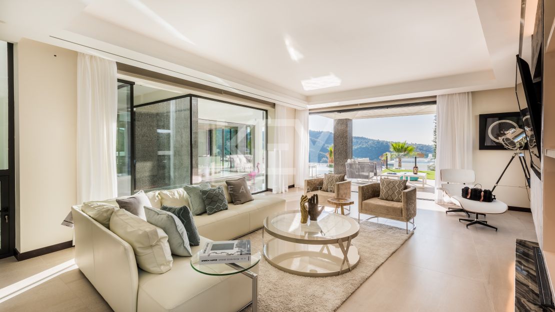 Magnificent Private Villa with Sea and Mountain Views in Lomas de La Quinta in Benahavis