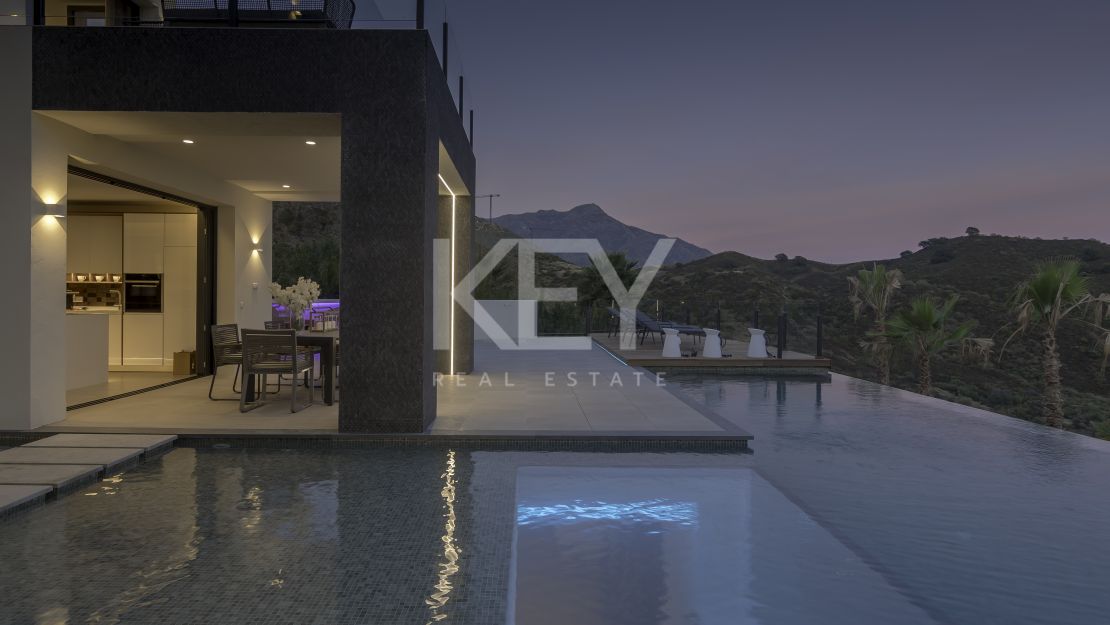 Magnificent Private Villa with Sea and Mountain Views in Lomas de La Quinta in Benahavis