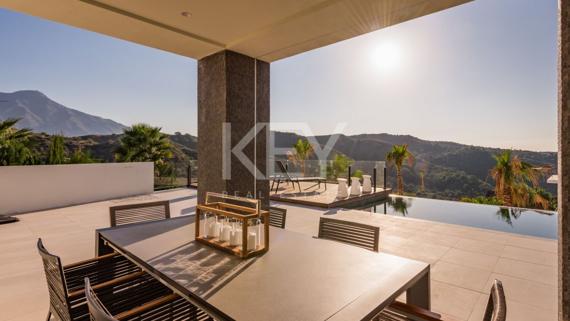 Magnificent Private Villa with Sea and Mountain Views in Lomas de La Quinta in Benahavis