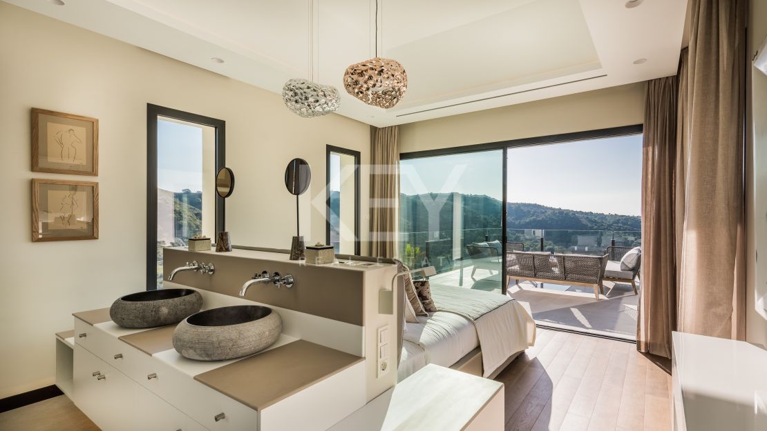 Magnificent Private Villa with Sea and Mountain Views in Lomas de La Quinta in Benahavis