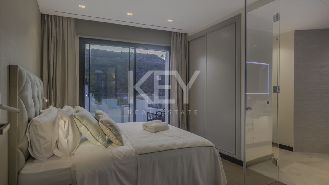 Magnificent Private Villa with Sea and Mountain Views in Lomas de La Quinta in Benahavis