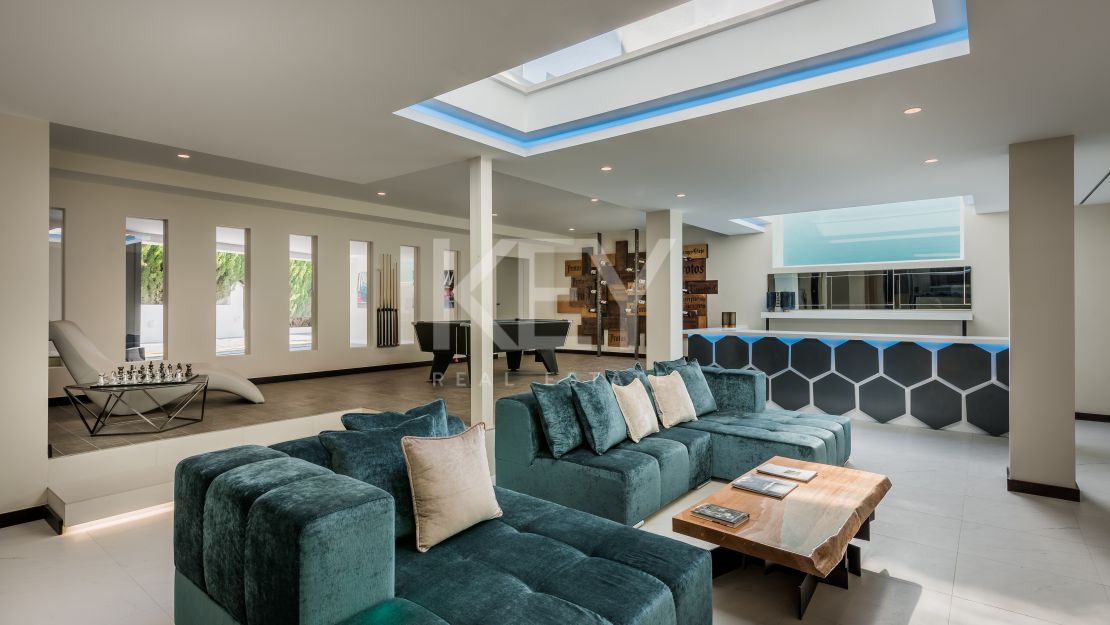 Magnificent Private Villa with Sea and Mountain Views in Lomas de La Quinta in Benahavis