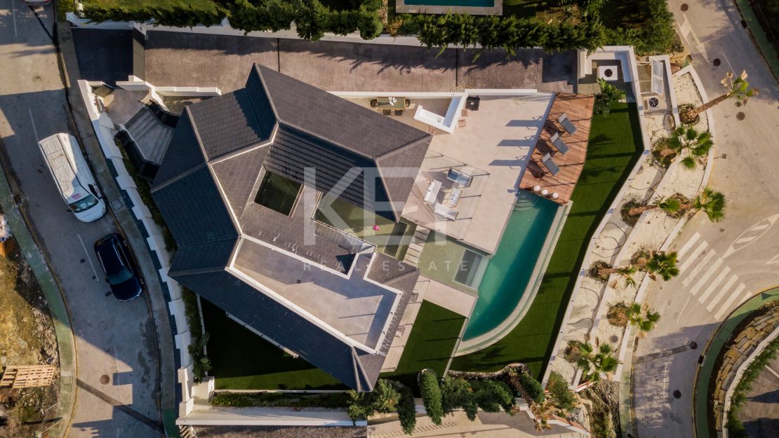 Magnificent Private Villa with Sea and Mountain Views in Lomas de La Quinta in Benahavis