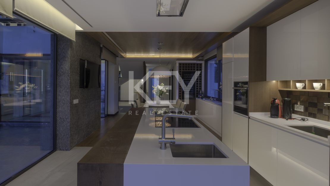 Magnificent Private Villa with Sea and Mountain Views in Lomas de La Quinta in Benahavis