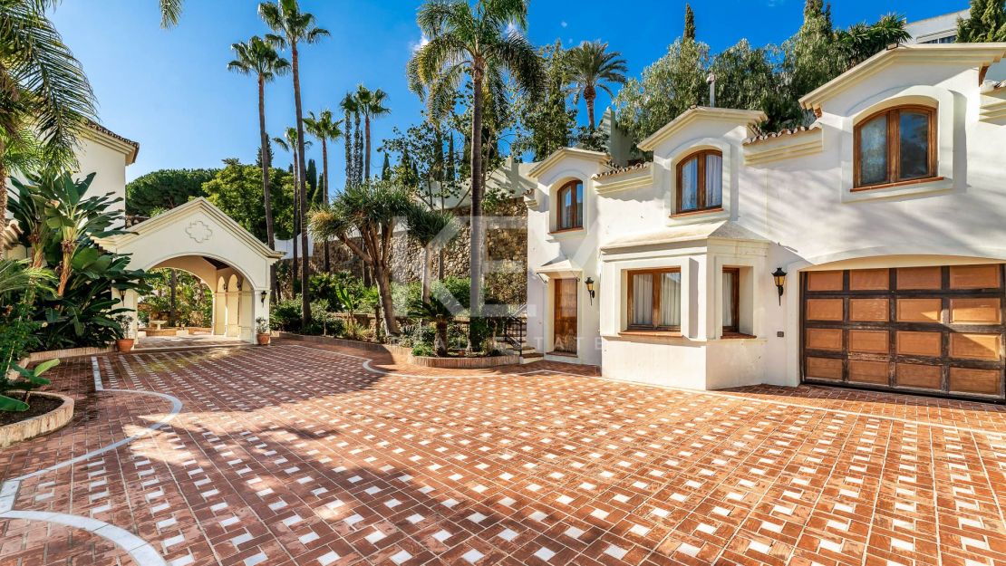 Unique Villa to invest with huge plot and sea views in El Paraíso Alto, Benahavis