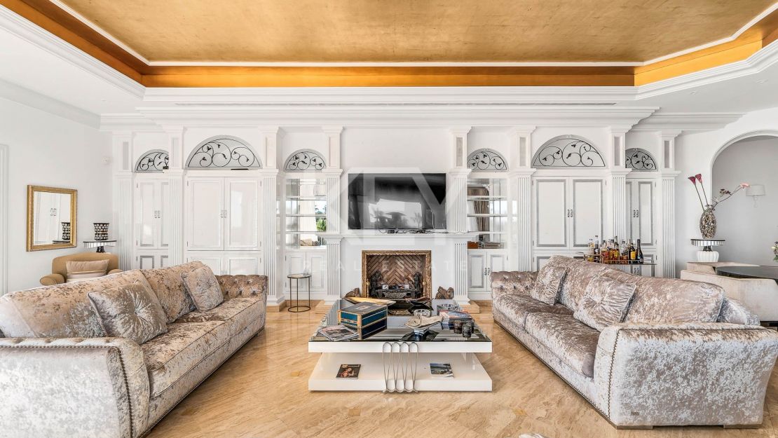 Unique Villa to invest with huge plot and sea views in El Paraíso Alto, Benahavis