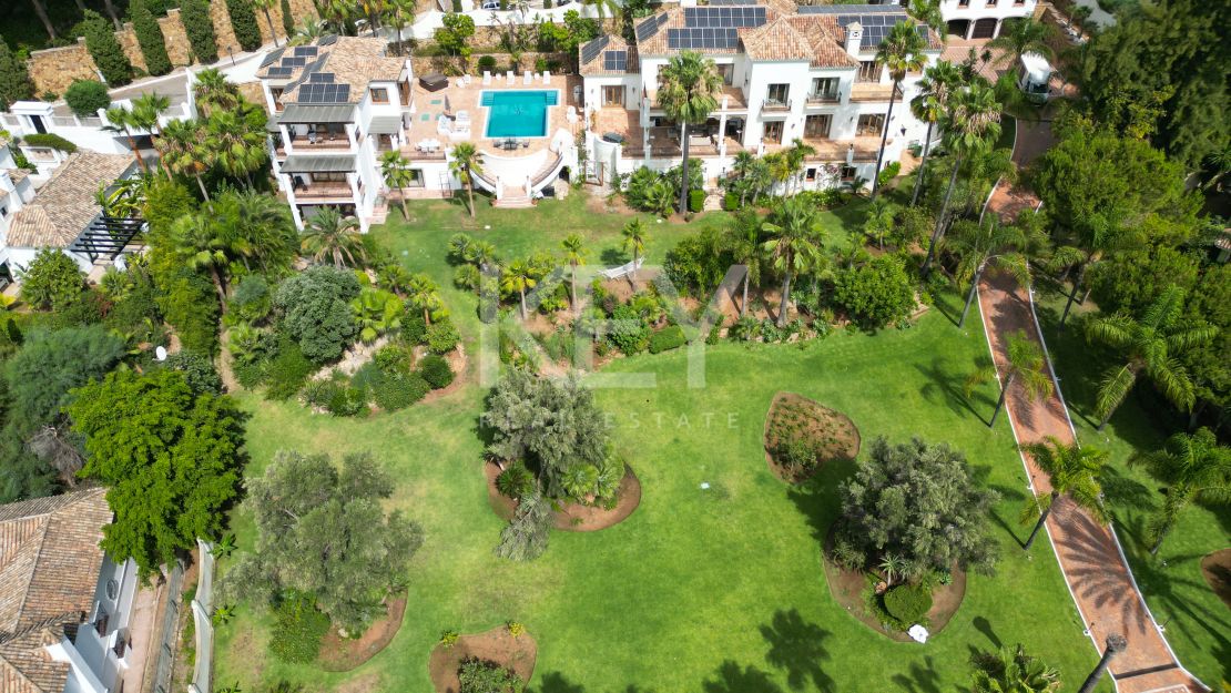 Unique Villa to invest with huge plot and sea views in El Paraíso Alto, Benahavis