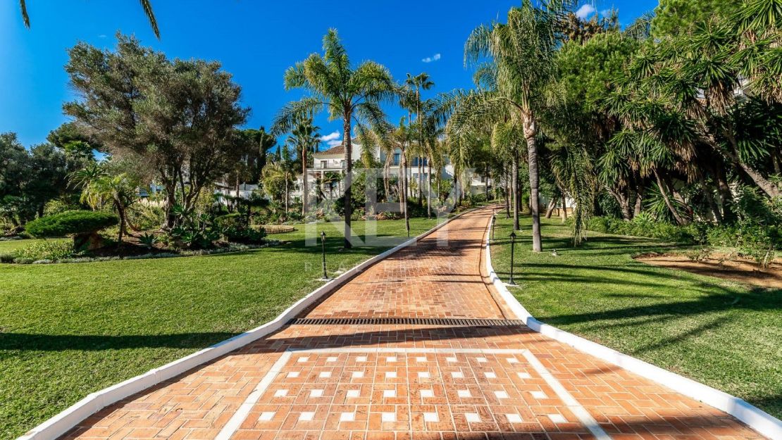 Unique Villa to invest with huge plot and sea views in El Paraíso Alto, Benahavis