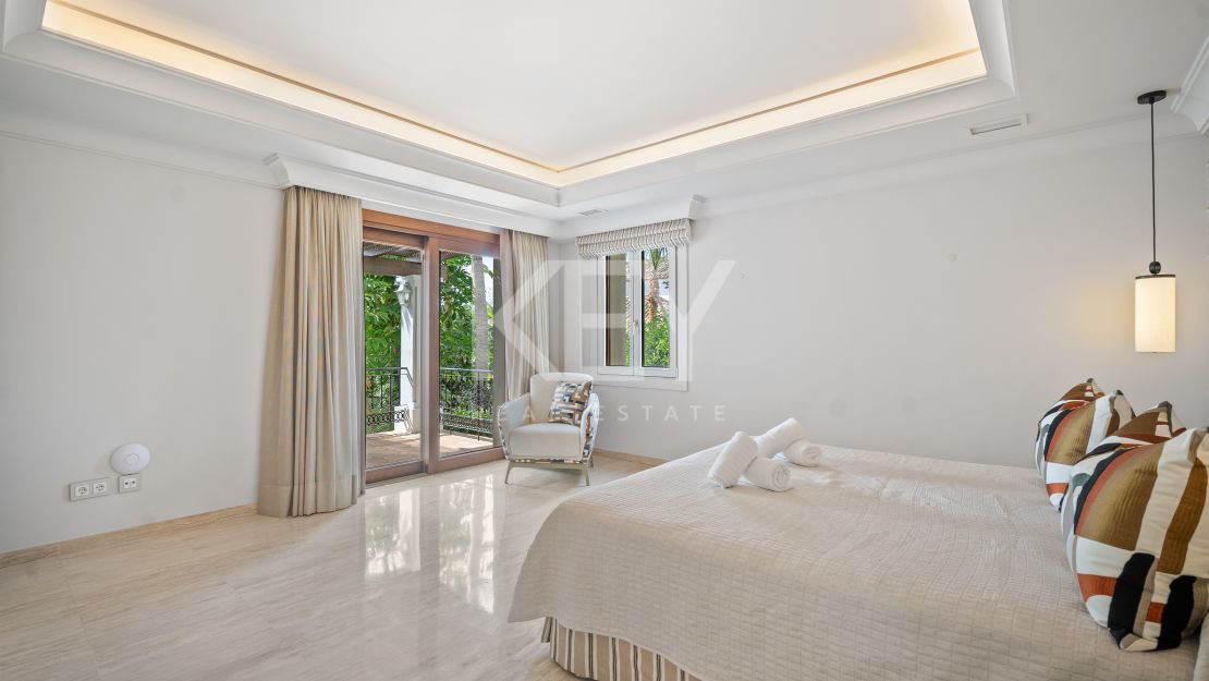 Unique Villa to invest with huge plot and sea views in El Paraíso Alto, Benahavis