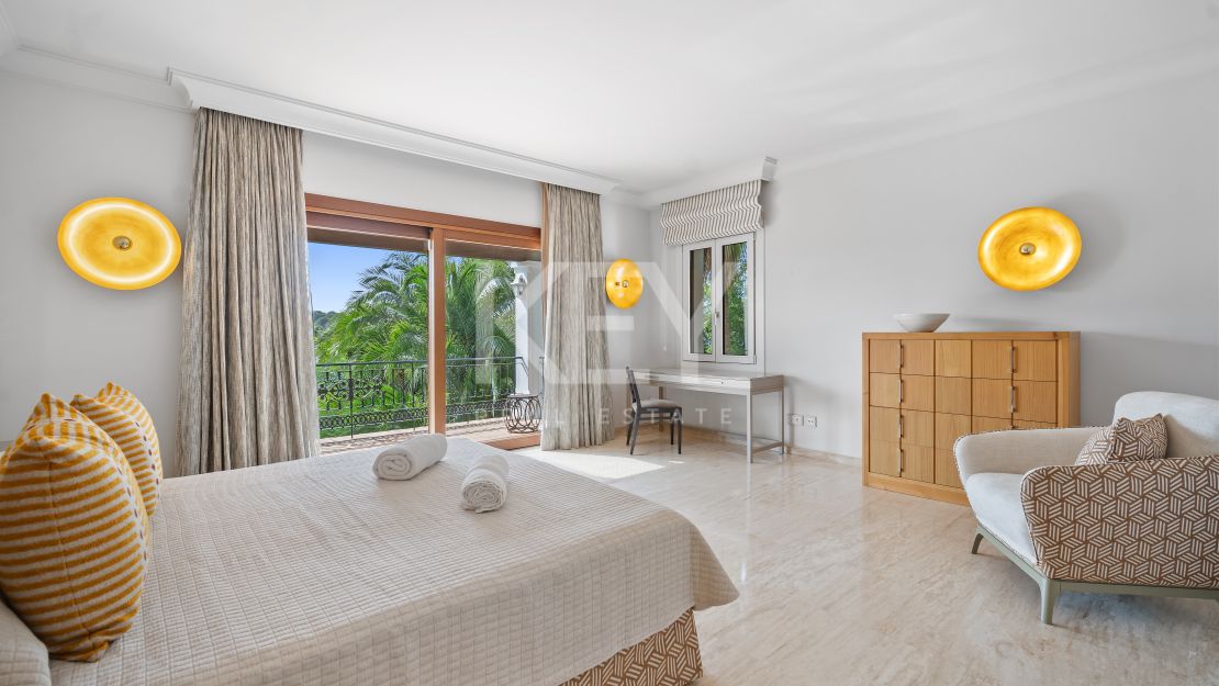 Unique Villa to invest with huge plot and sea views in El Paraíso Alto, Benahavis