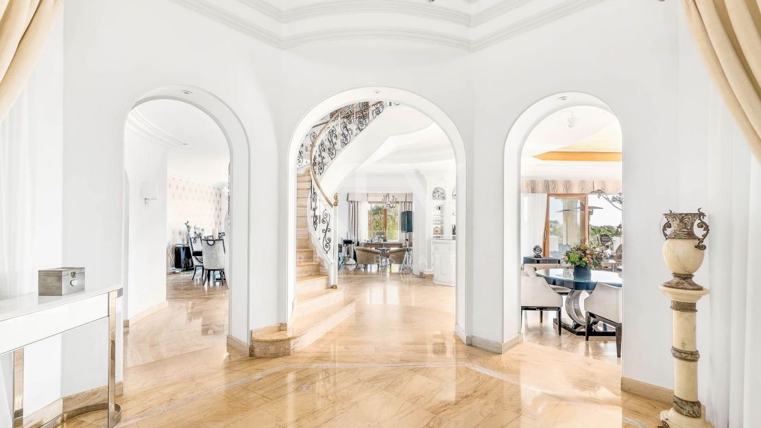 Unique Villa to invest with huge plot and sea views in El Paraíso Alto, Benahavis