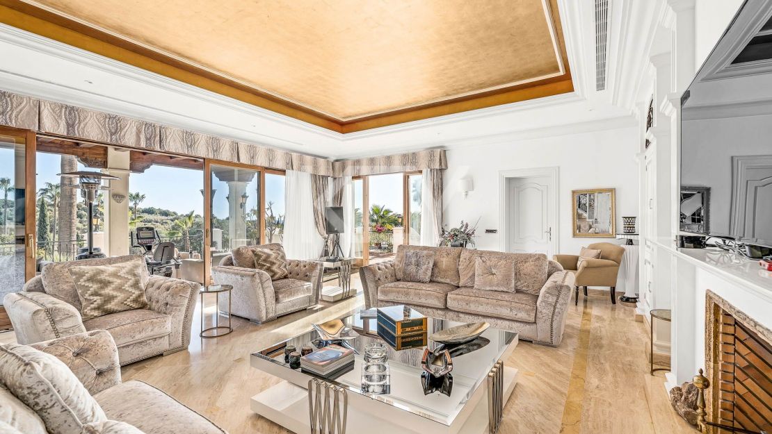 Unique Villa to invest with huge plot and sea views in El Paraíso Alto, Benahavis