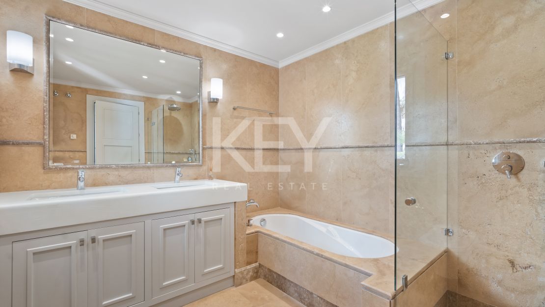 Unique Villa to invest with huge plot and sea views in El Paraíso Alto, Benahavis