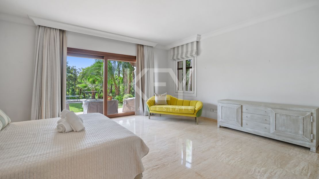 Unique Villa to invest with huge plot and sea views in El Paraíso Alto, Benahavis