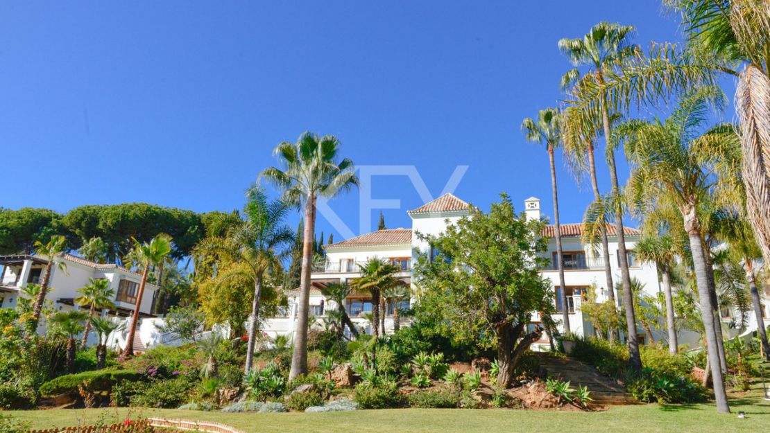 Unique Villa to invest with huge plot and sea views in El Paraíso Alto, Benahavis