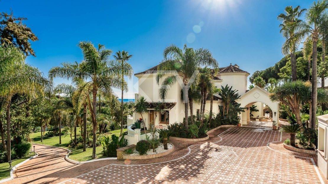 Unique Villa to invest with huge plot and sea views in El Paraíso Alto, Benahavis