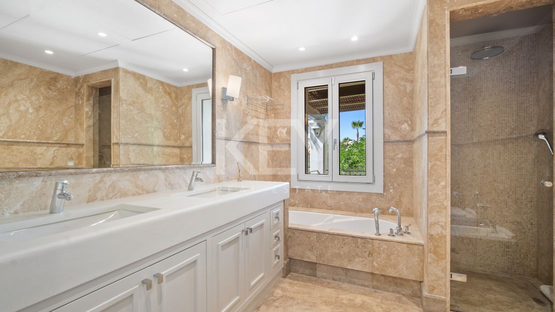 Unique Villa to invest with huge plot and sea views in El Paraíso Alto, Benahavis