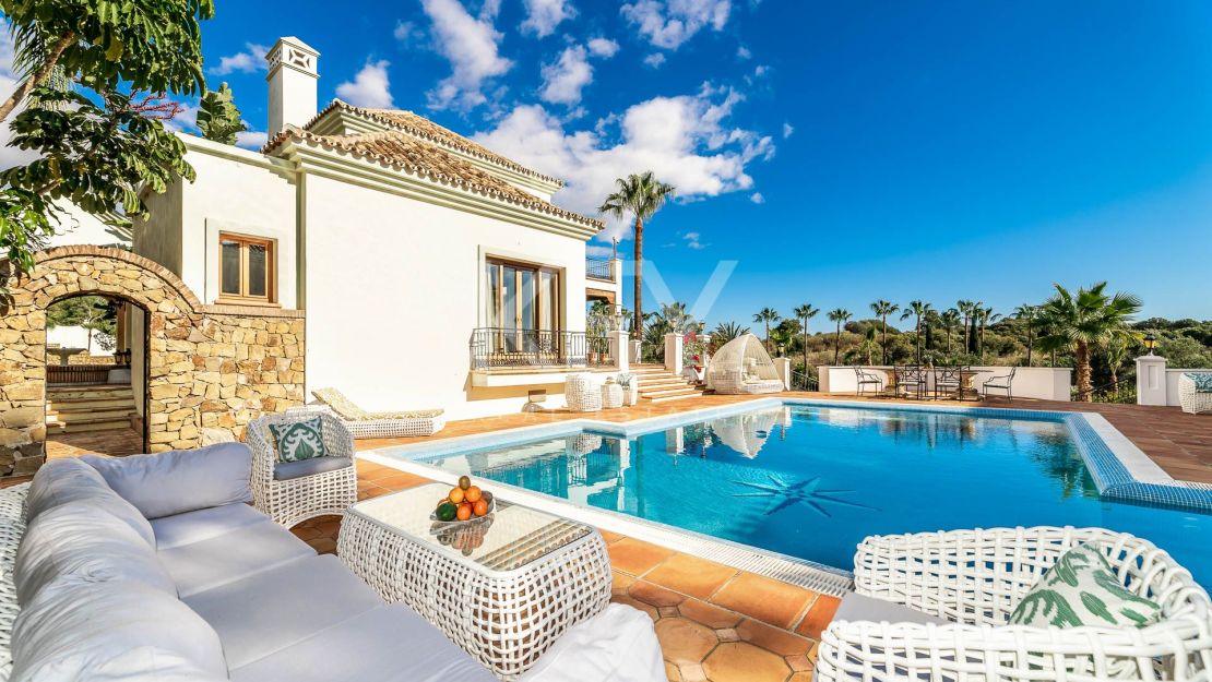 Unique Villa to invest with huge plot and sea views in El Paraíso Alto, Benahavis