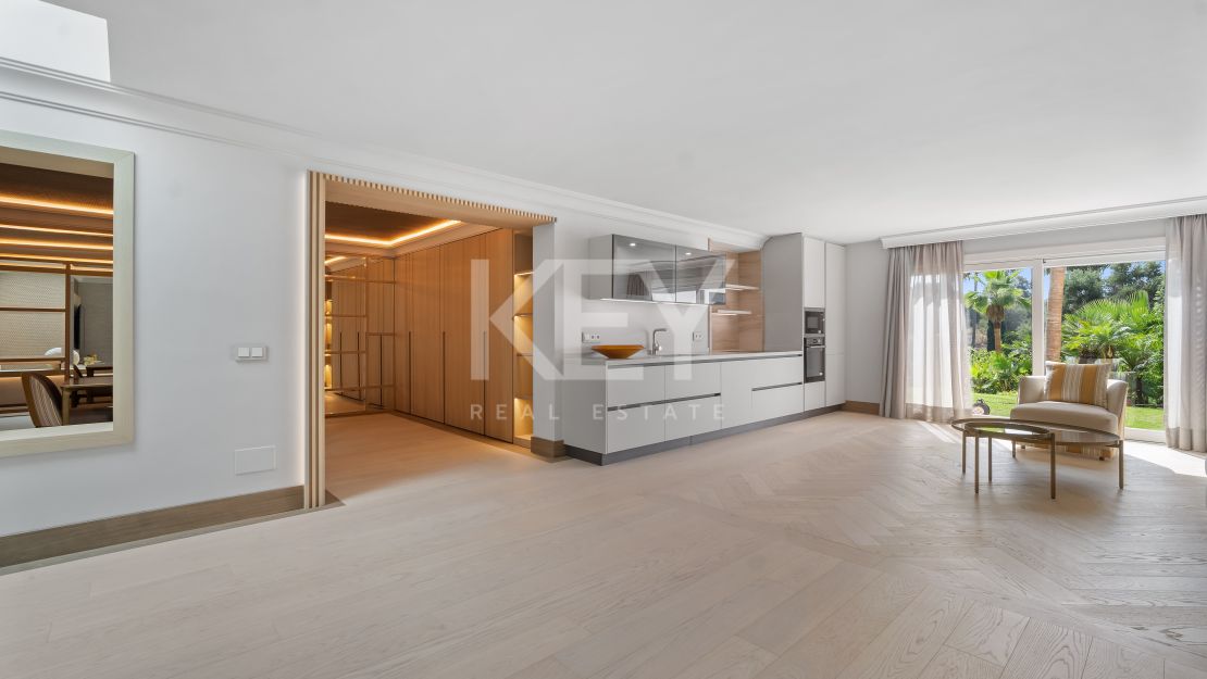 Unique Villa to invest with huge plot and sea views in El Paraíso Alto, Benahavis