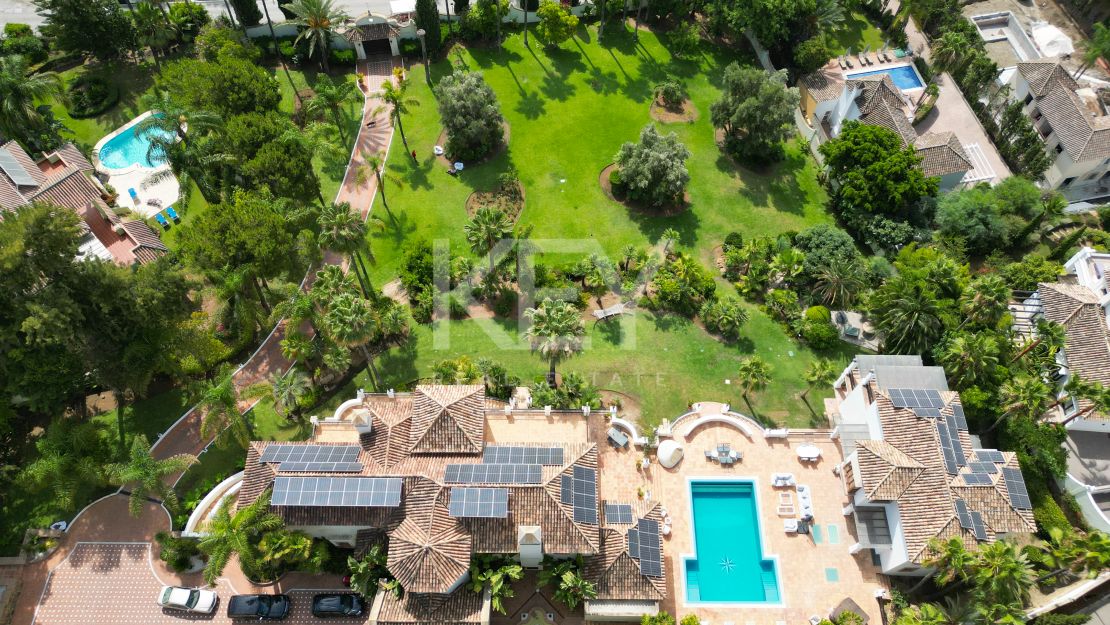 Unique Villa to invest with huge plot and sea views in El Paraíso Alto, Benahavis
