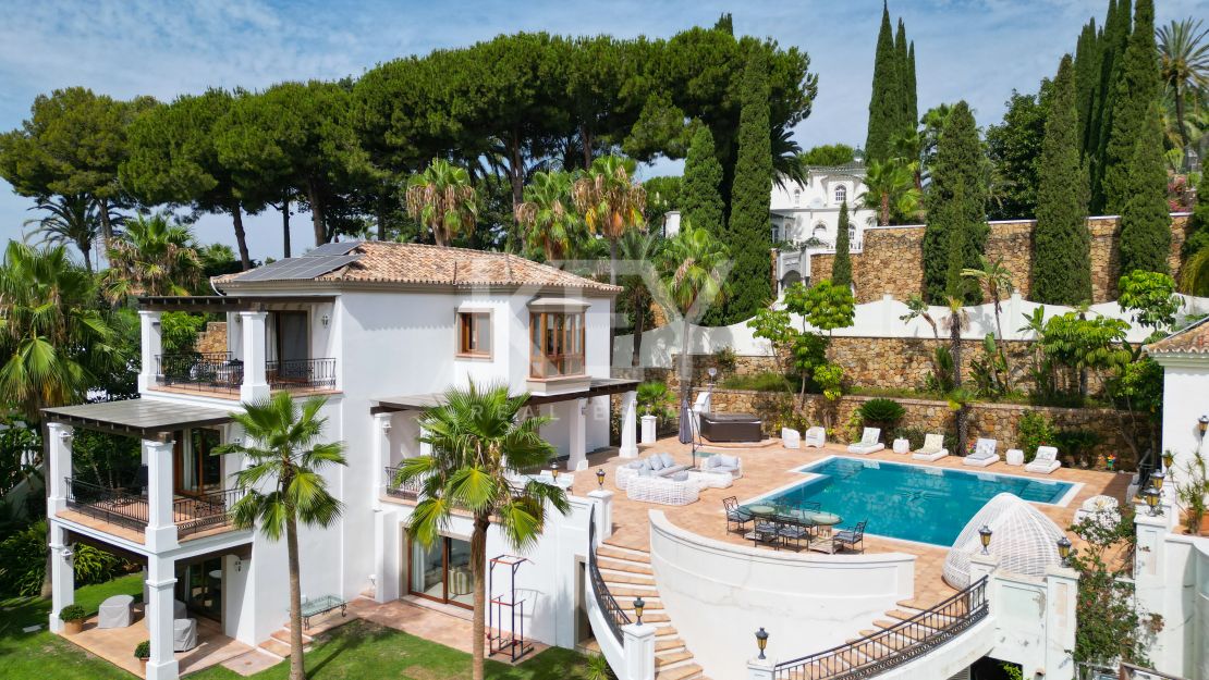 Unique Villa to invest with huge plot and sea views in El Paraíso Alto, Benahavis