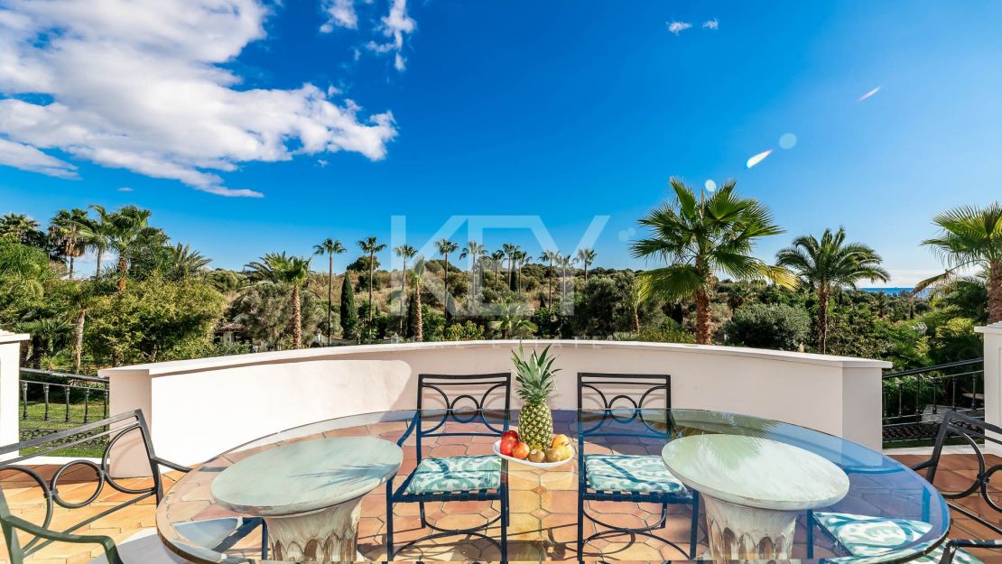 Unique Villa to invest with huge plot and sea views in El Paraíso Alto, Benahavis