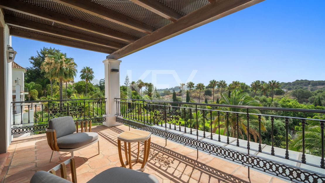 Unique Villa to invest with huge plot and sea views in El Paraíso Alto, Benahavis