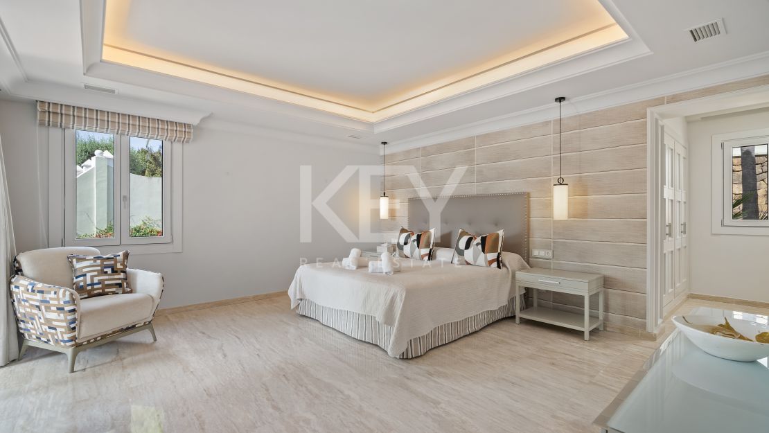 Unique Villa to invest with huge plot and sea views in El Paraíso Alto, Benahavis