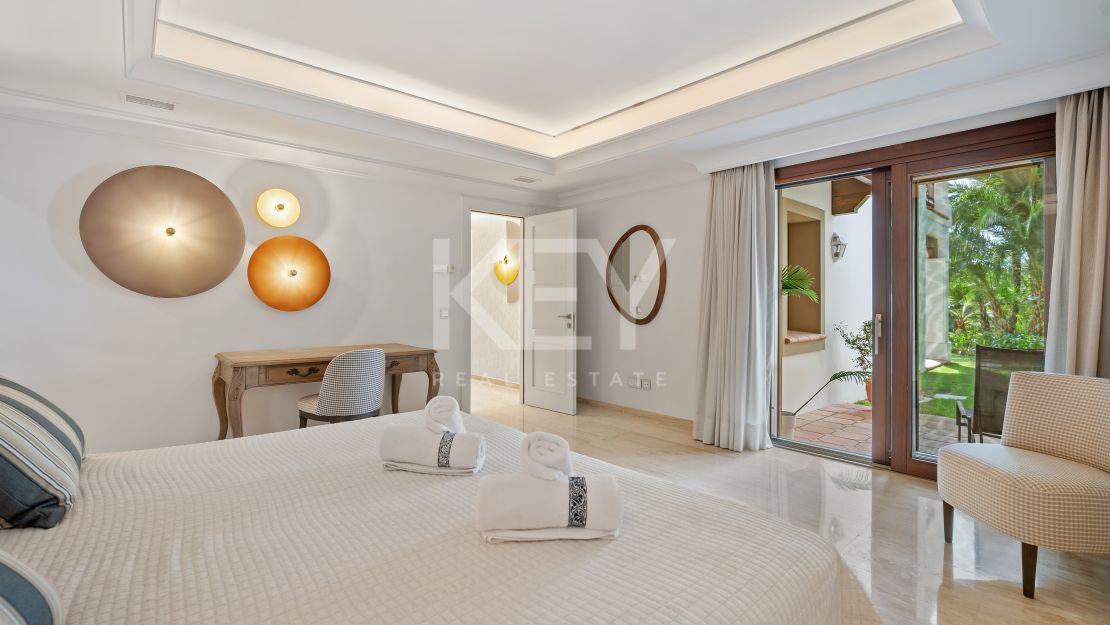 Unique Villa to invest with huge plot and sea views in El Paraíso Alto, Benahavis
