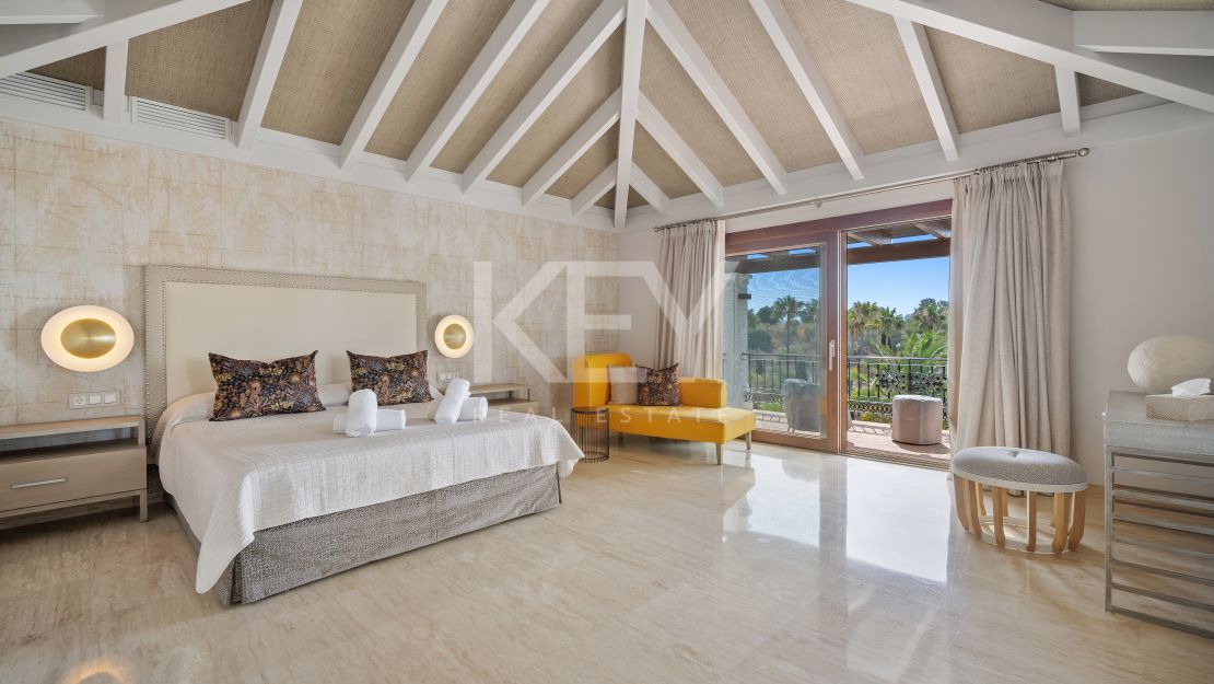 Unique Villa to invest with huge plot and sea views in El Paraíso Alto, Benahavis