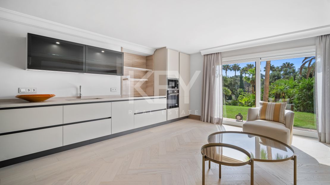 Unique Villa to invest with huge plot and sea views in El Paraíso Alto, Benahavis