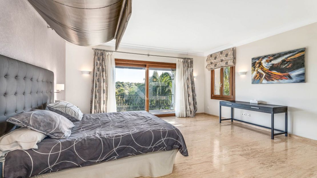 Unique Villa to invest with huge plot and sea views in El Paraíso Alto, Benahavis
