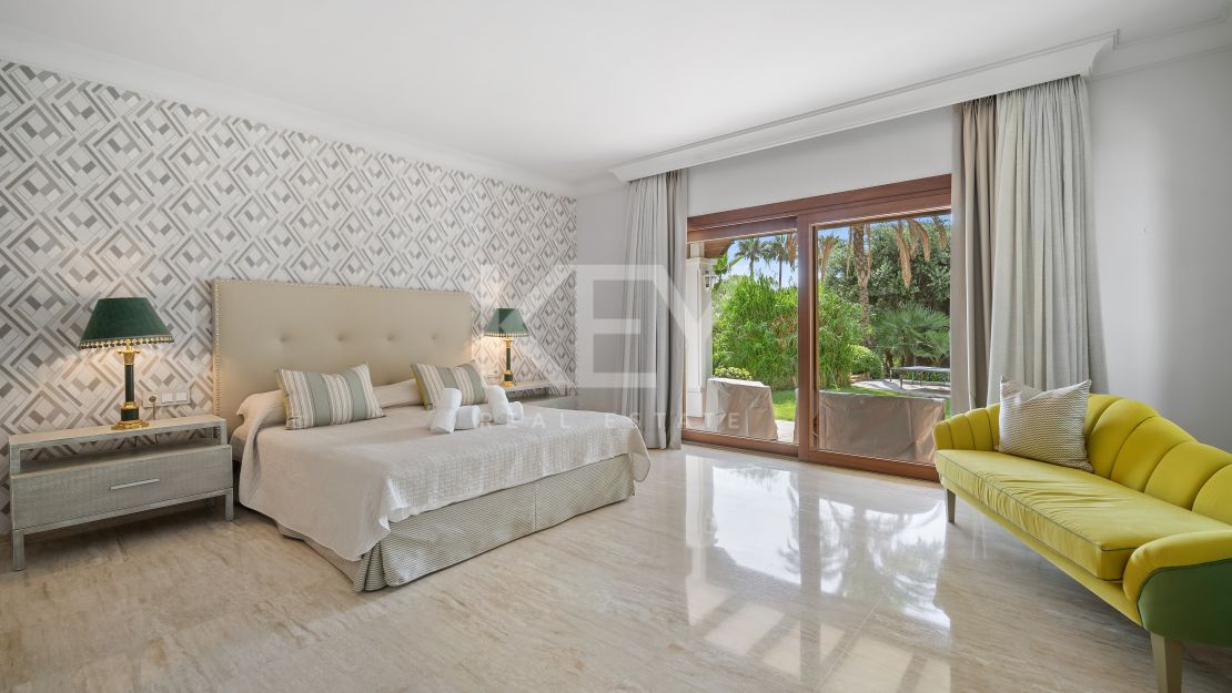Unique Villa to invest with huge plot and sea views in El Paraíso Alto, Benahavis