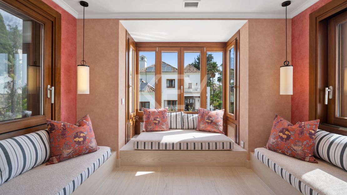 Unique Villa to invest with huge plot and sea views in El Paraíso Alto, Benahavis