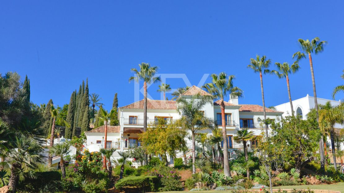 Unique Villa to invest with huge plot and sea views in El Paraíso Alto, Benahavis